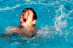 Niño en una piscina