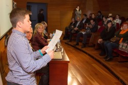 Alejandro leyendo el manifiesto