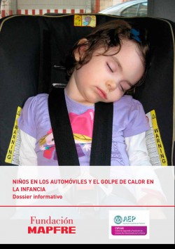 Niña dormida dentro de un coche