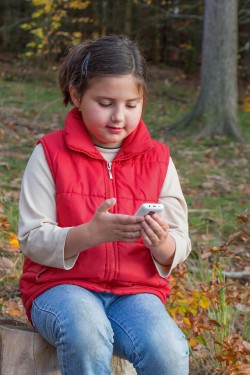 Niña con teléfono móvil