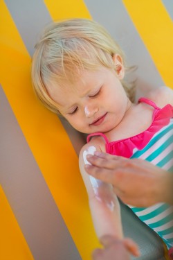 Aplicando crema protectora a un niño