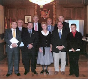 1ª línea: Prof. A. Delgado, Excmo. Sr. Alcalde de Teruel, D. J.M. Ferrer, Dra. A. Copil, Dr. L. García Marcos y Dra. C. Thomson. 2ª línea: Dr. I. Sánchez, Dr. Valle, Dr. M. Labay y Dr. J. Elías Pollina.